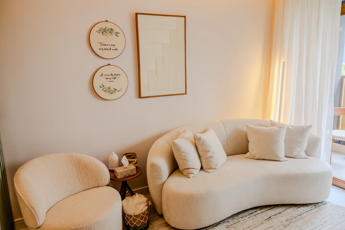 Decoração acolhedora com bordados e difusor de aromas no consultório de psicologia
