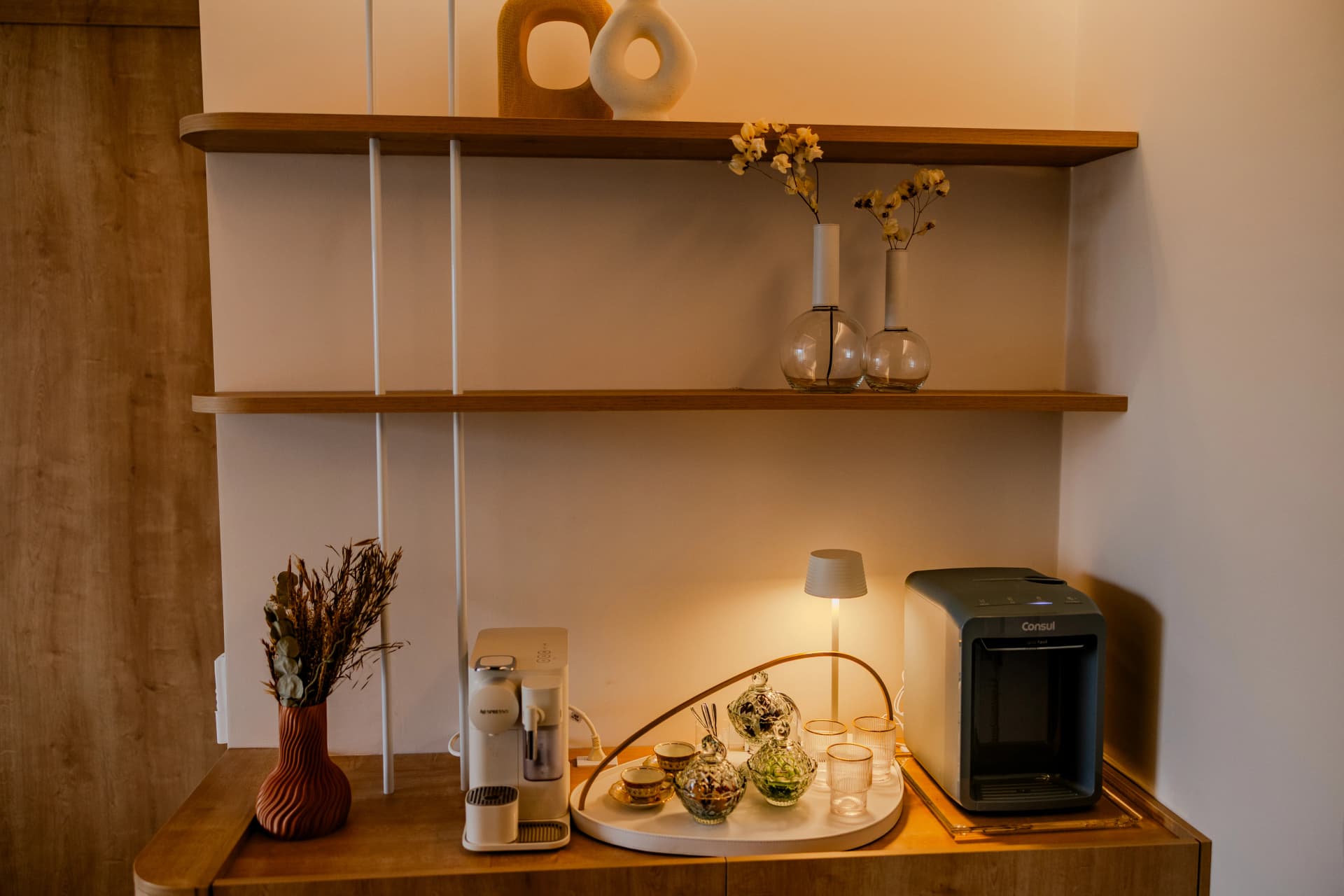 Vista geral do consultório com iluminação natural e ambiente acolhedor