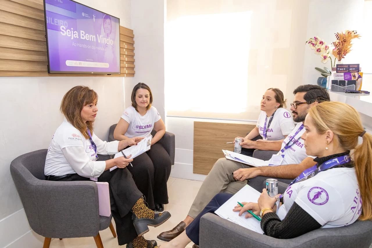 Camila Mazzanti em reunião sobre lipedema com grupo de profissionais da saúde